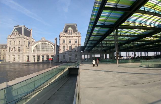Perronoverkapping en voetgangerspasserelle station Oostende