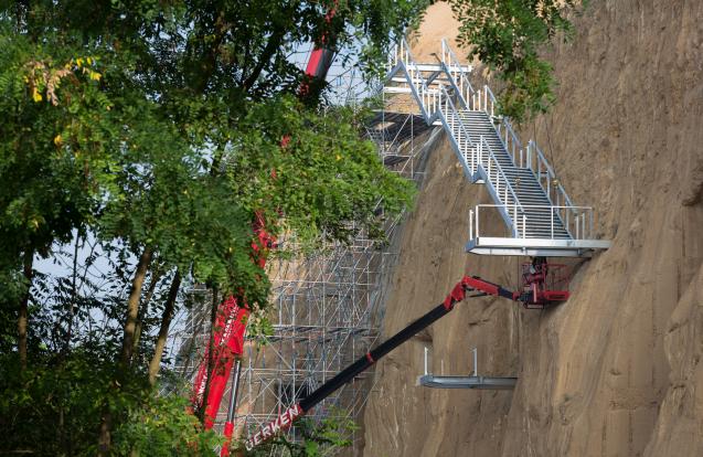 Escalier avec plateforme d'observation, carrière ENCI